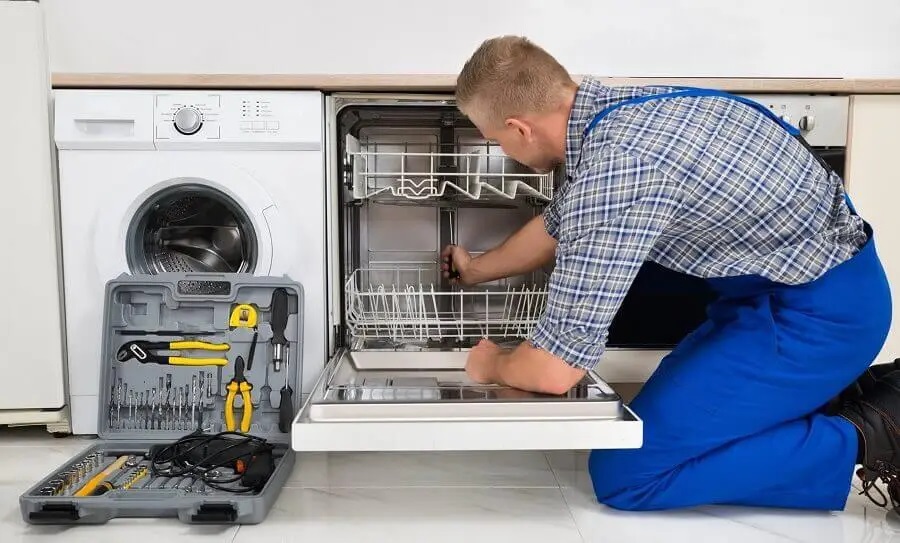 Çiğli Whirlpool servisi teknisyen ekibi beyaz eşya tamiri yaparken